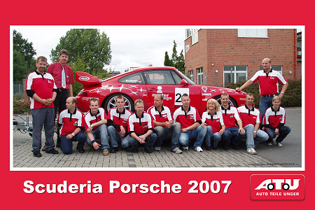 ATU-Belegschaft vor dem Porsche 993