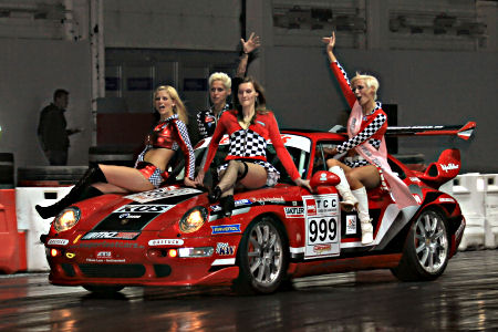 Vier Girls auf dem Porsche